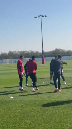 333体育|电竞-官方网站-心情不错！奥纳纳训练中抱摔加纳乔 几人有说有笑 周五将战里昂