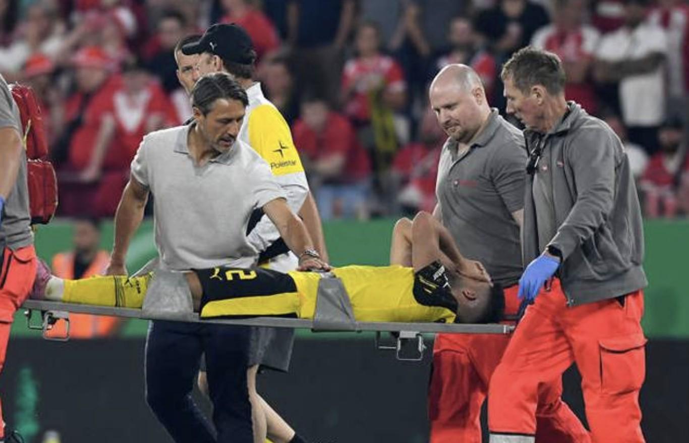 333体育|电竞-官方网站-损兵折将，多特球员扬-科托膝盖被踢后被担架抬出球场